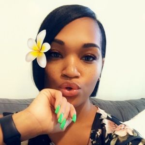 Meet your Posher, Ena